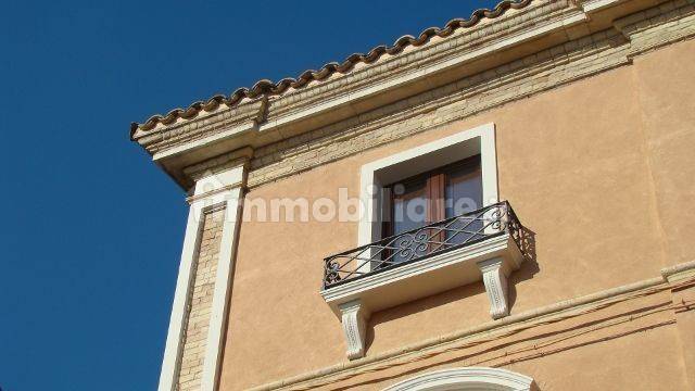 Cornicione facciata principale con balconcino-fior