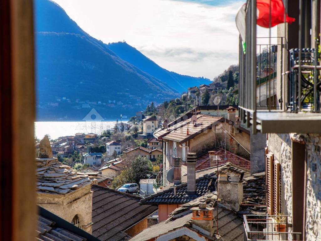 Casa antica in pietra con giardino a Laglio