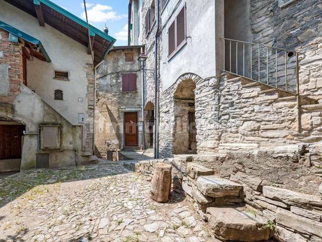 Casa antica in pietra con giardino a Laglio