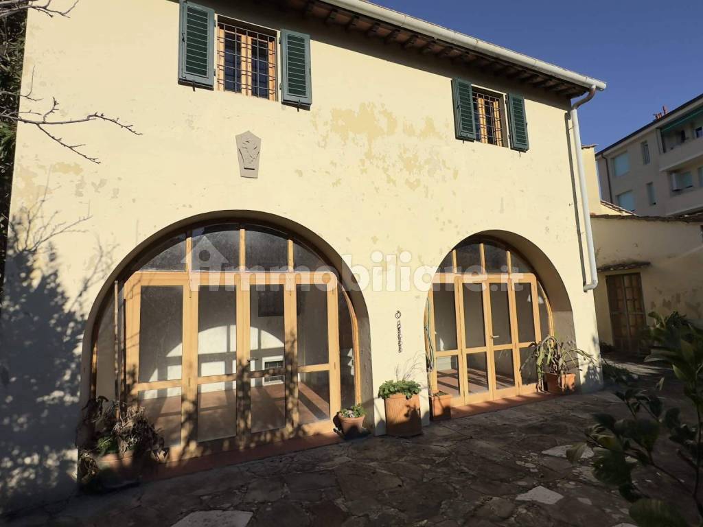 Vendita Villa unifamiliare in via delle Gore Firenze. Buono stato, posto  auto, con terrazza, riscaldamento autonomo, 450 m², rif. 108977427