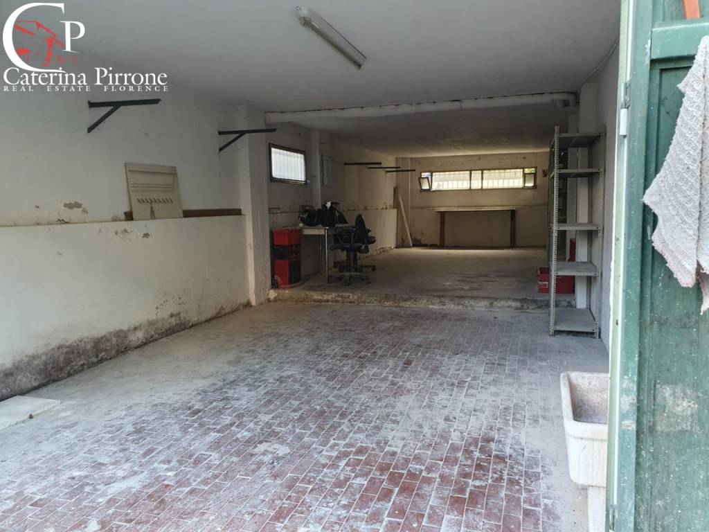 Firenze zona Gavinana vendesi ampio garage