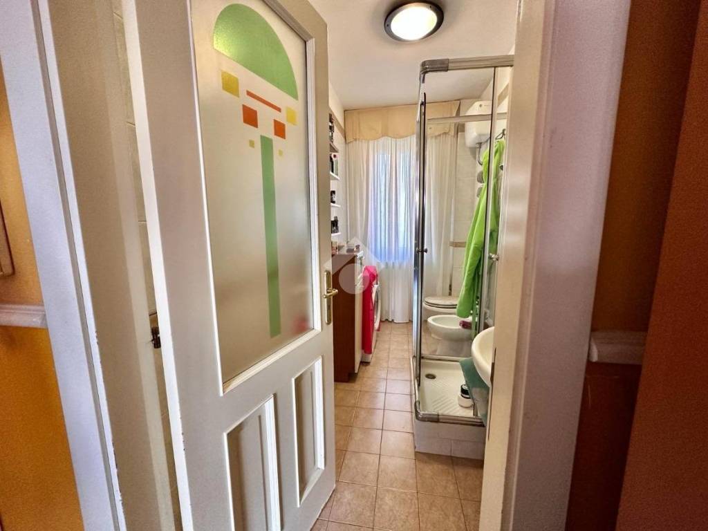 bagno con doccia primo piano