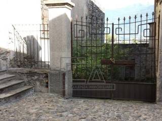 Cancello con ingresso carraio al cortile interno