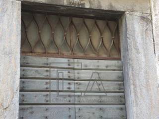 Portone con stemma De Gatti