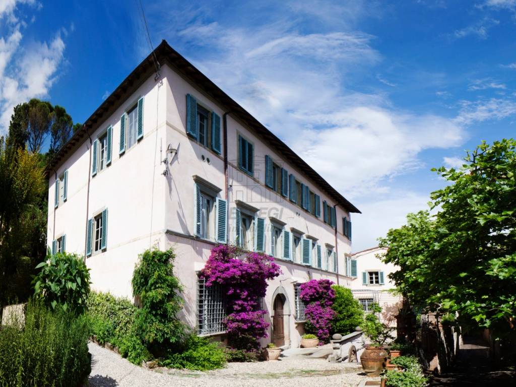 Vendesi Prestigiosa Villa Colline Lucca Toscana (1