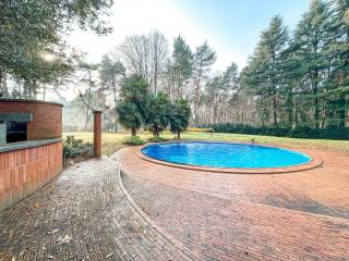 villa vendita borgosesia piscina