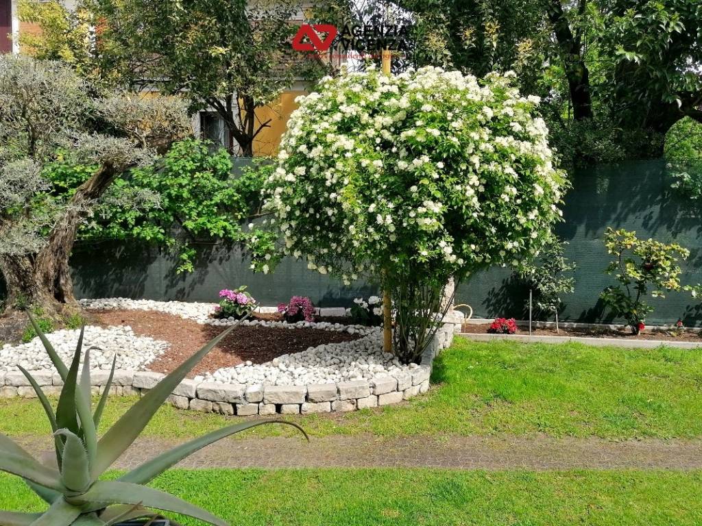 giardino con impianti di irrigazione