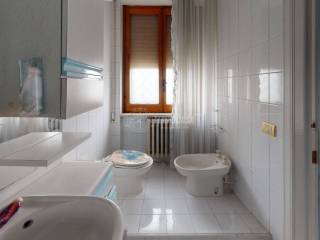 Via-Einaudi-Bathroom 1