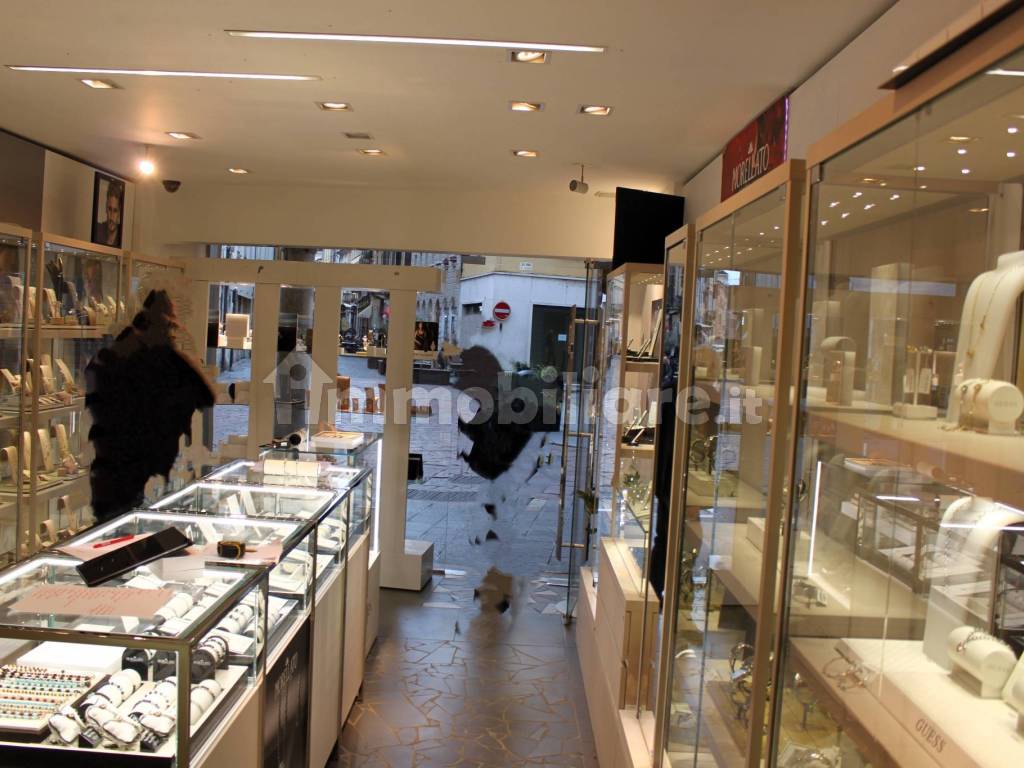 Commercial property piazza Guglielmo Marconi 2, Mantua, Ref. 109100565 Immobiliare.it