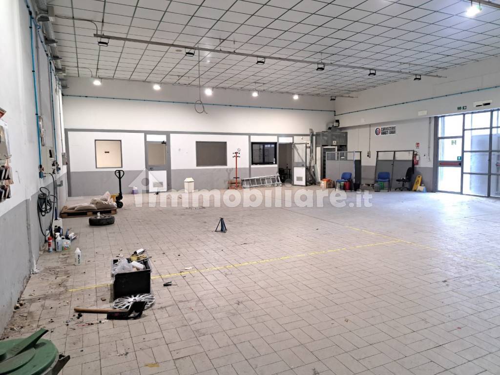 Locale commerciale via di Torre Spaccata 224, Roma, Rif. 109107749