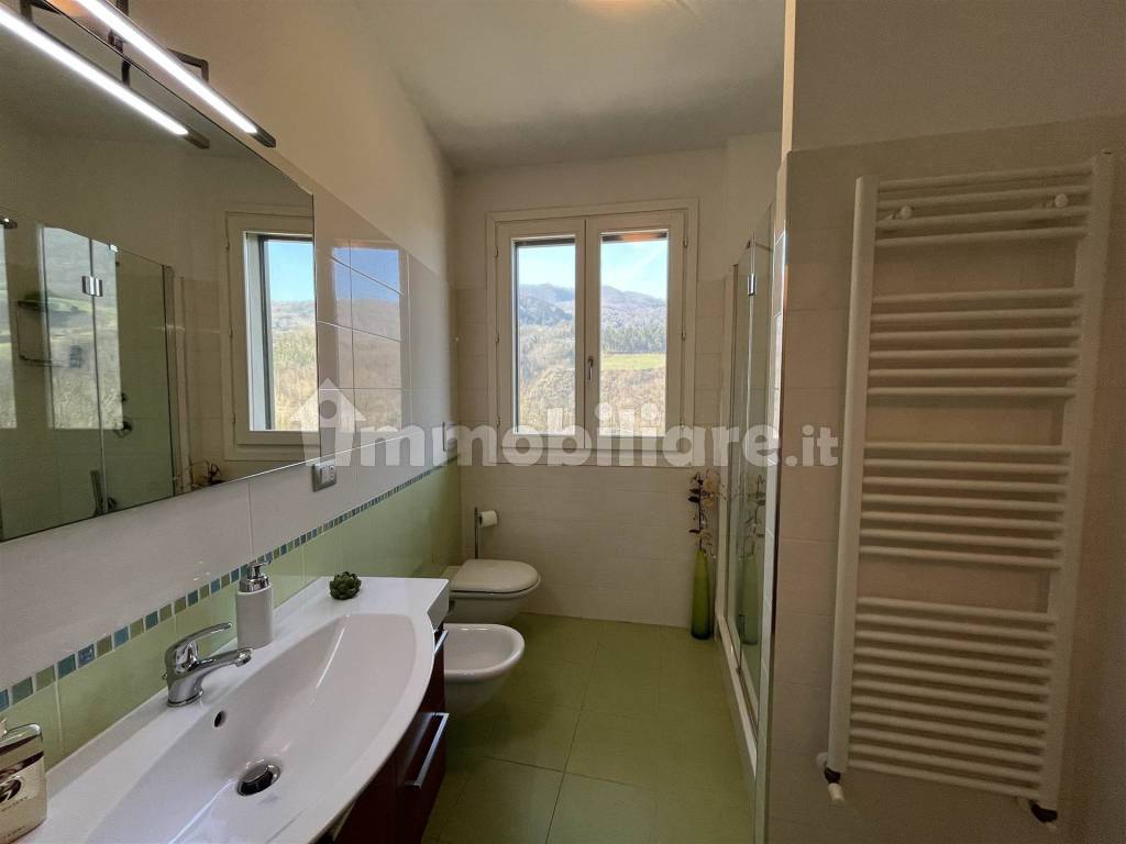 Bagno finestrato con box doccia doppio in muratura