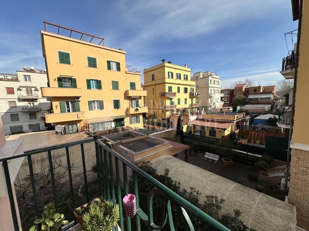 Vendita Appartamento Roma. Trilocale in viale della Pineta di Ostia 19.  Ottimo stato, secondo piano, con balcone, riscaldamento autonomo, rif.  109132595