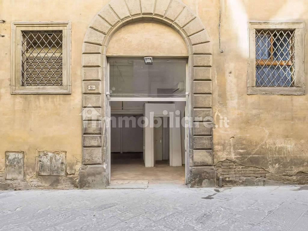 Ingresso indipendente in palazzo notificato