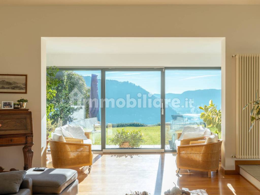 Villa con vista lago e ampio giardino a Cernobbio