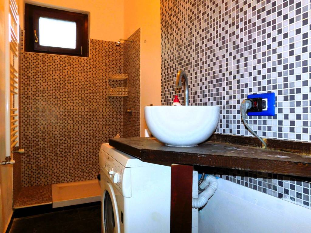 Bagno finestrato con doccia