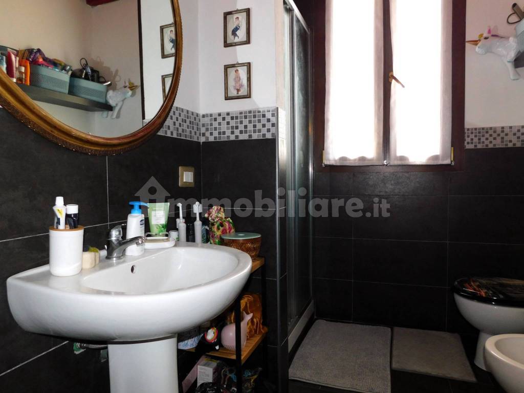 Bagno finestrato con doccia