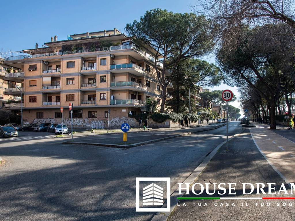 Vendita Appartamento Roma. Quadrilocale in via Lucio Papirio 147