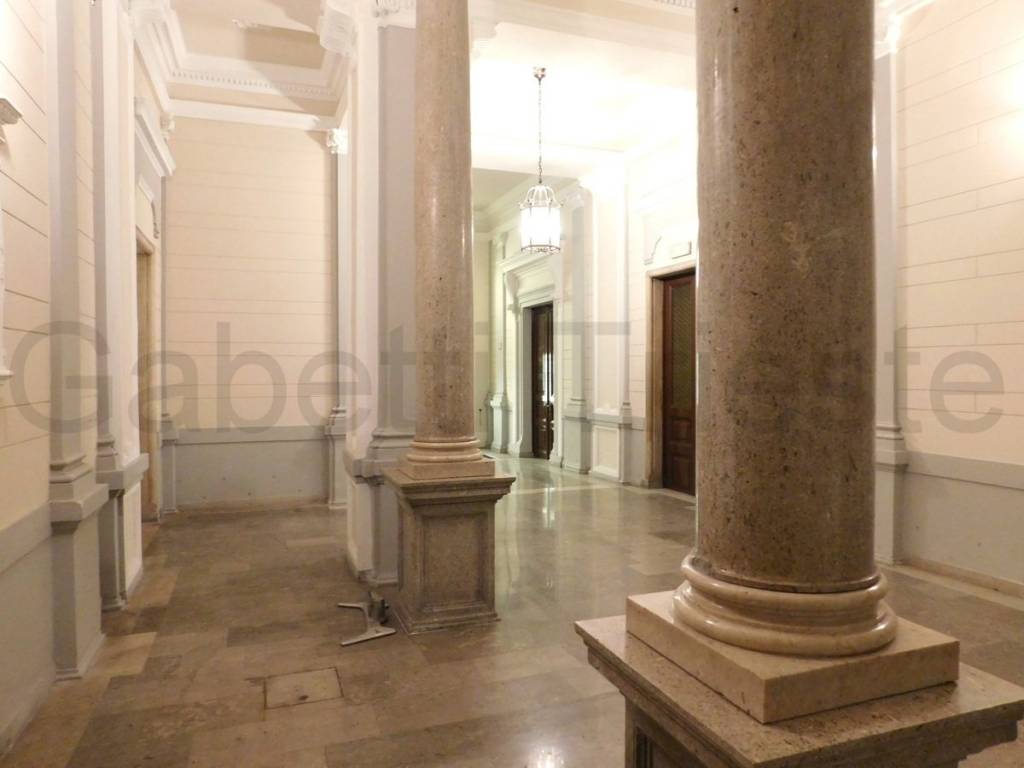 3-GABETTI-TRIESTE-VENDITA-APPARTAMENTO-VIA DEL CORONEO-DA RISTRUTTURARE-PORTONE.JPG