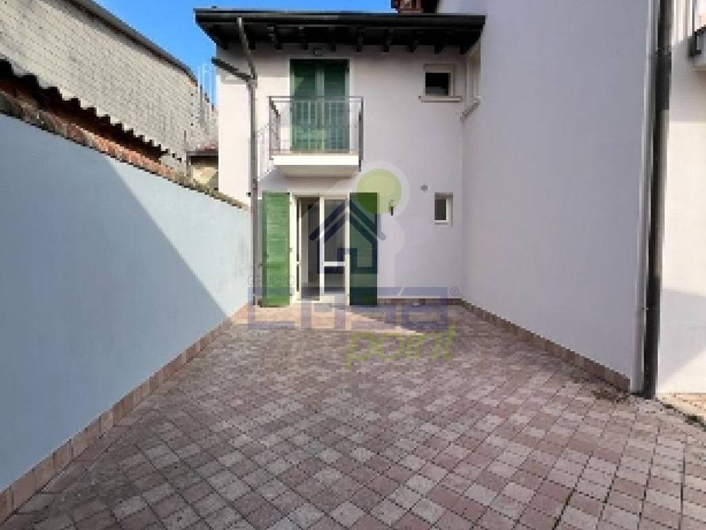 CORTILE PRIVATO CON POSTO AUTO