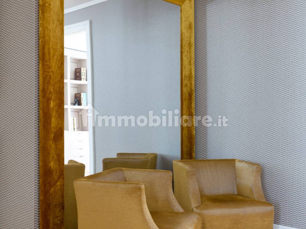 Dettaglio parete con specchio