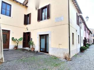 LOCALE NEL BORGO DI OSTIA ANTICA