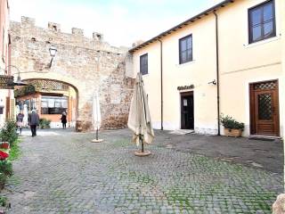 LOCALE NEL BORGO DI OSTIA ANTICA