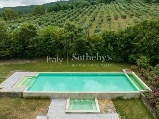 communal swimming pool & jacuzzi