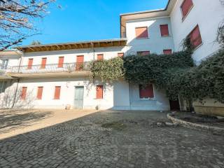 casa vendita suno courtyard