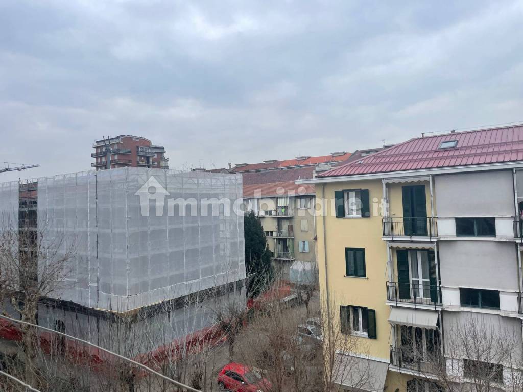 Vendita Appartamento Torino. Trilocale in via Alessandro Cruto 18. Buono stato, terzo piano