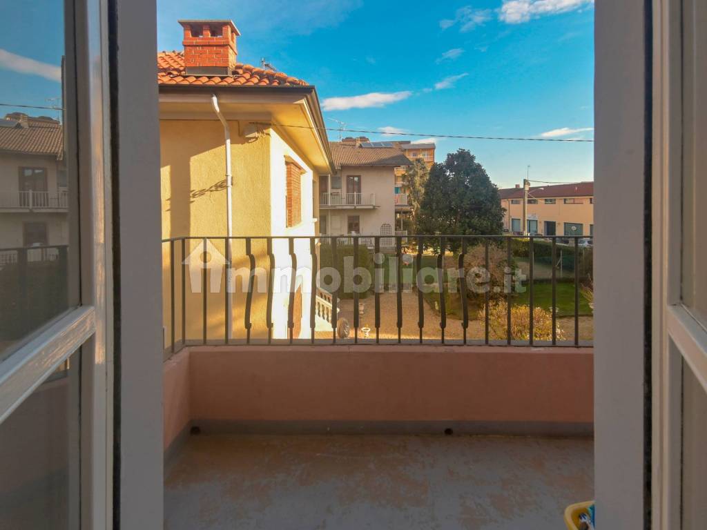 Balcone camera e salotto