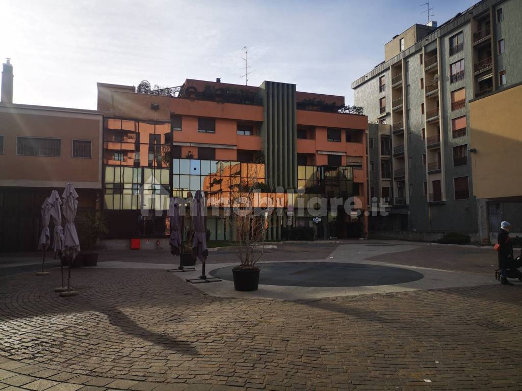 Piazza centro commerciale