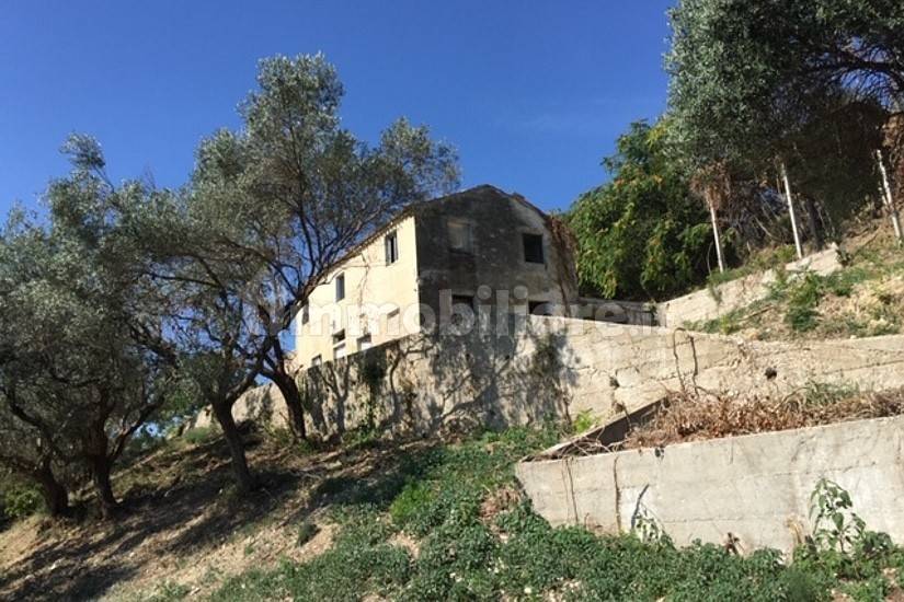 Casale vista mare con terreno edificabile