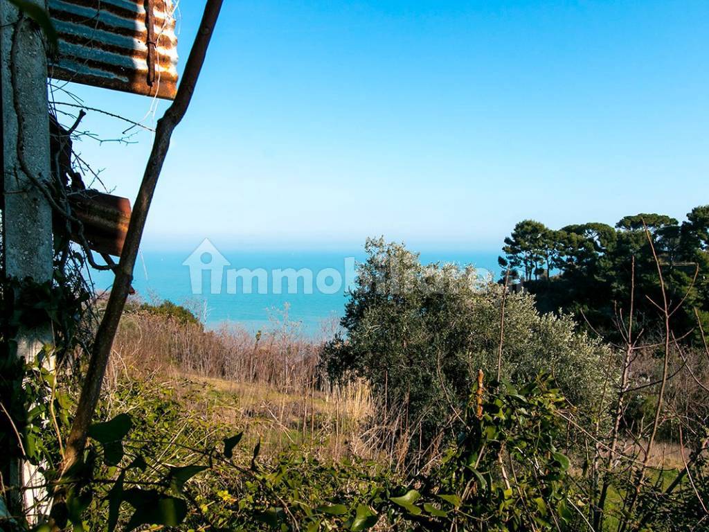 Casale vista mare con terreno edificabile