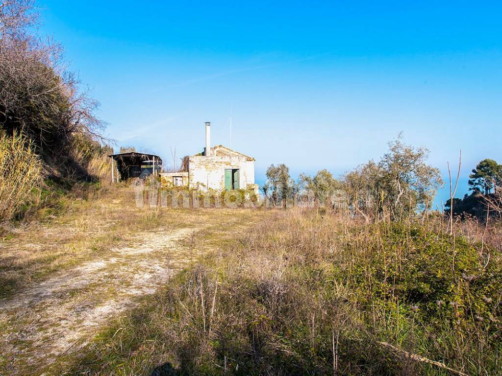 Casale vista mare con terreno edificabile