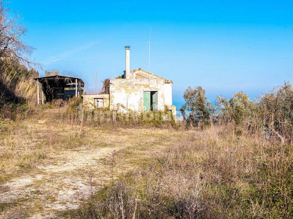 Casale vista mare con terreno edificabile