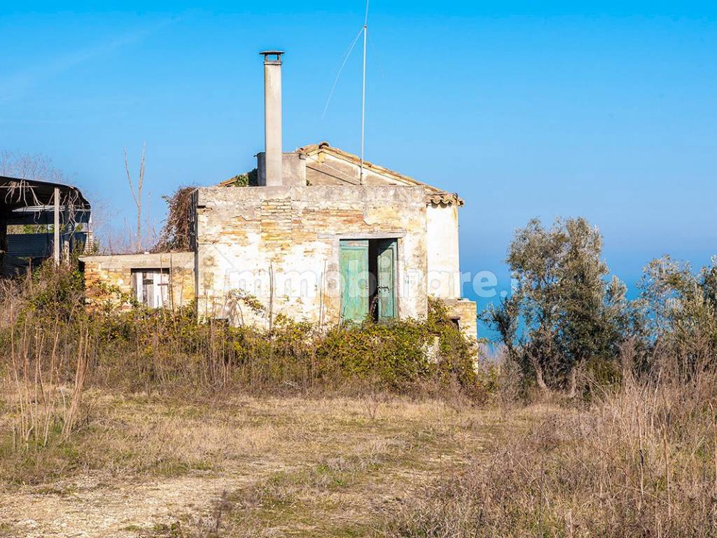 Casale vista mare con terreno edificabile