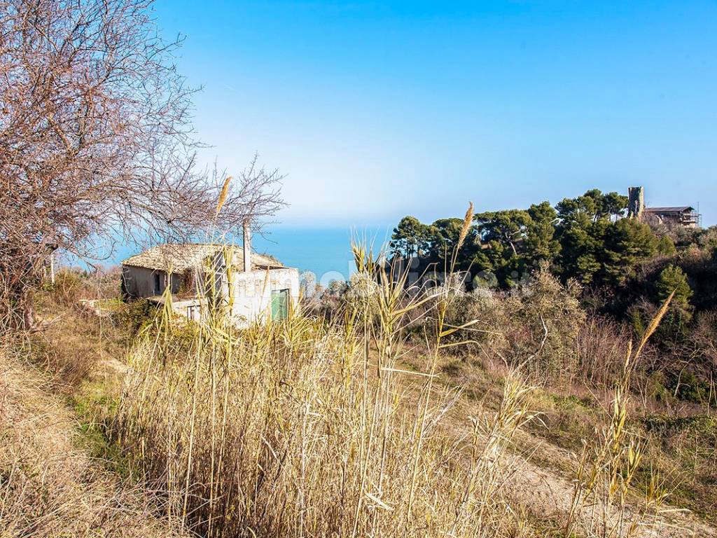 Casale vista mare con terreno edificabile