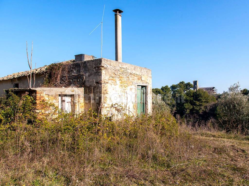 Casale vista mare con terreno edificabile