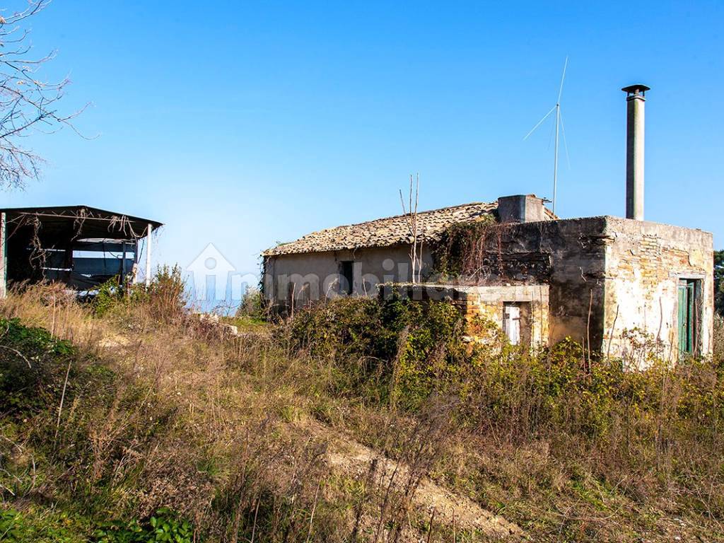 Casale vista mare con terreno edificabile