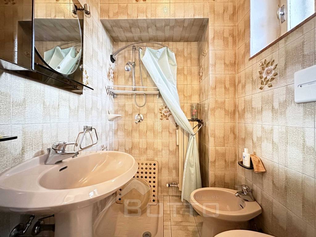 casa vendita borgosesia bagno