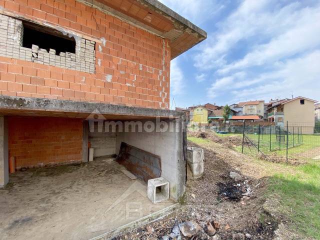 villa vendita cavallirio garage