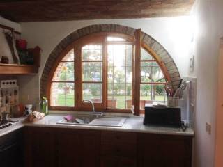 ampia finestra della cucina