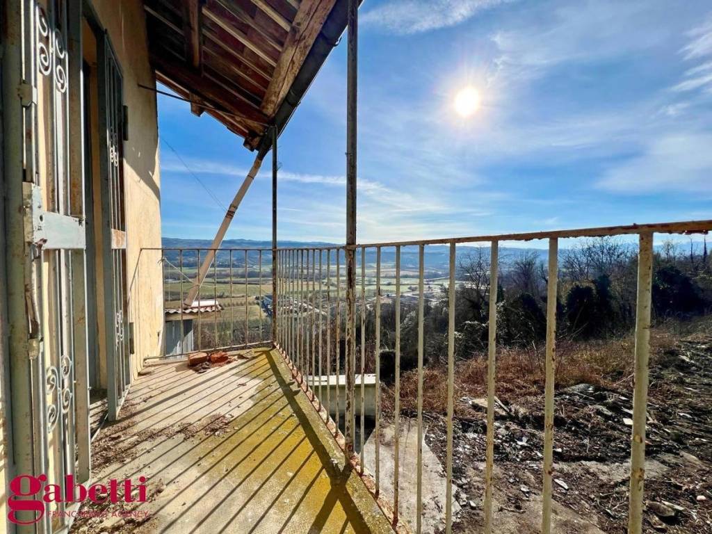 Primo piano: balcone da seconda camera