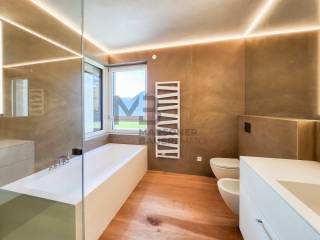 Hauptbad mit Dusche und Badewanne - bagno principale con doccia e vasca