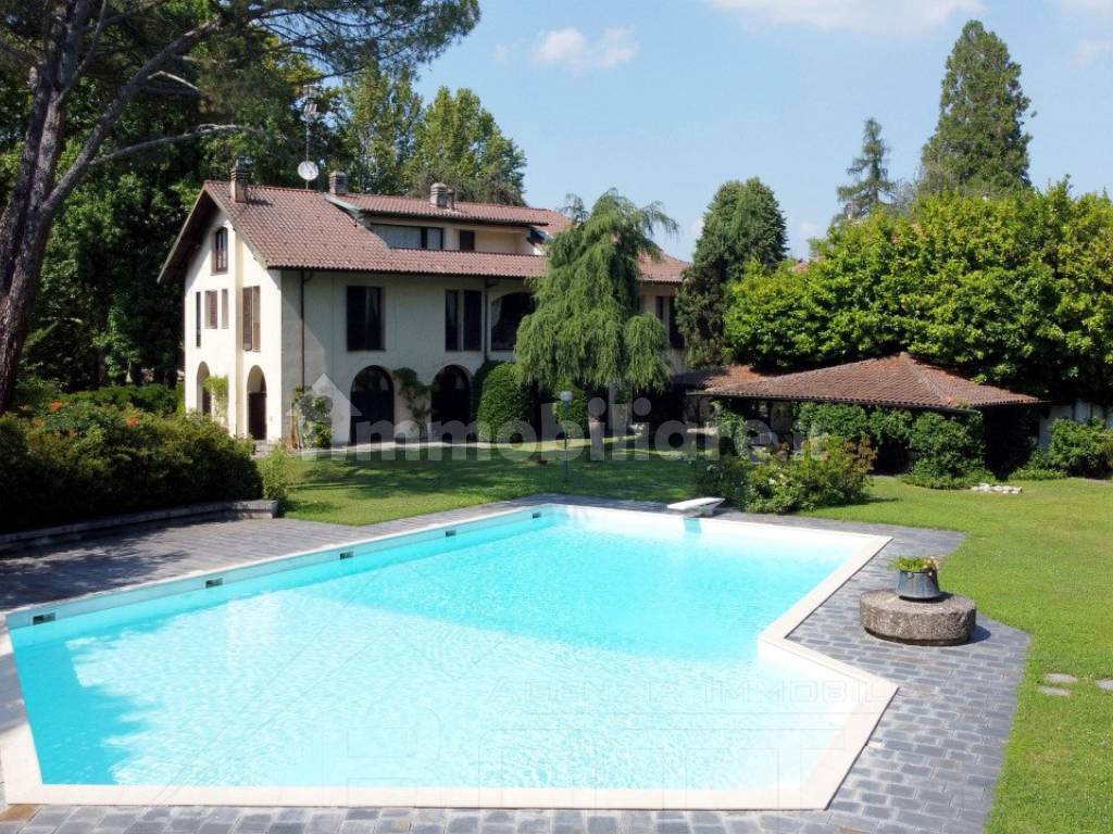villa vendita castelletto piscina vista