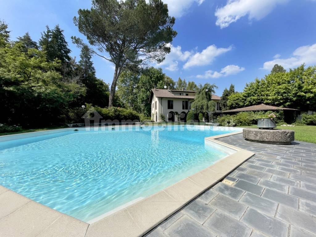 villa vendita castelletto piscina giardino1