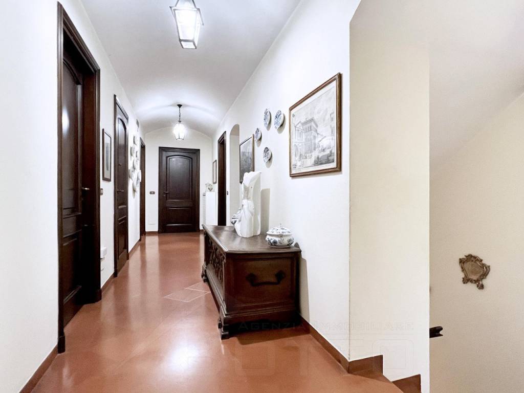 villa vendita castelletto corridoio1