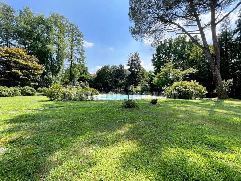 villa vendita castelletto piscina giardino