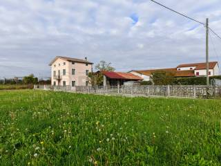 Esterno con terreno di proprieta