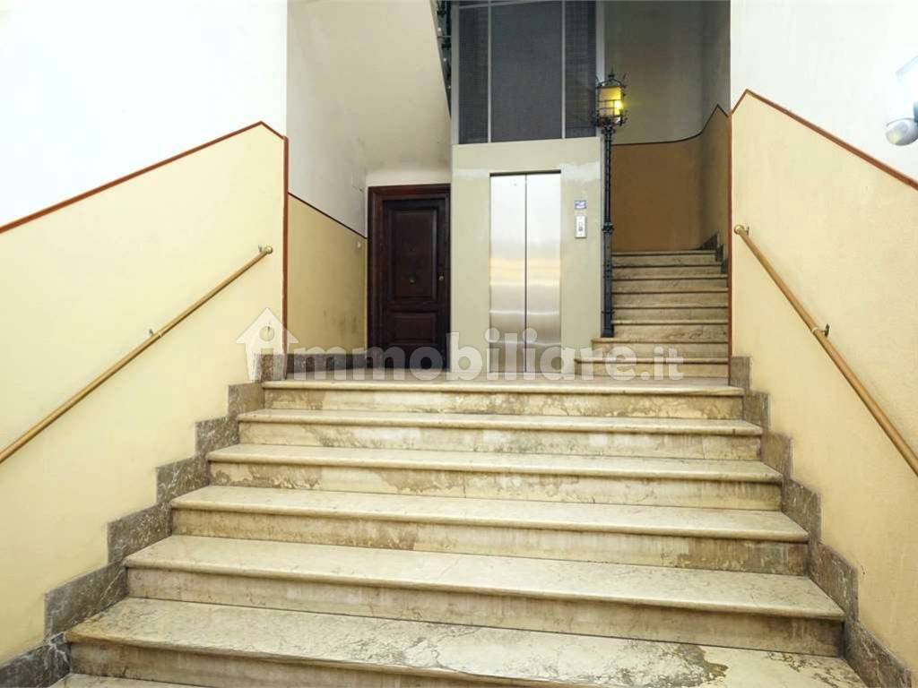 Androne di ingresso con scalinata in marmo